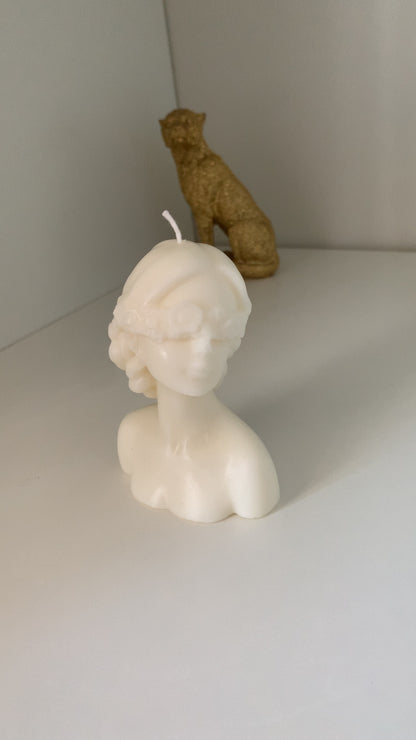 Femme aux yeux bandés